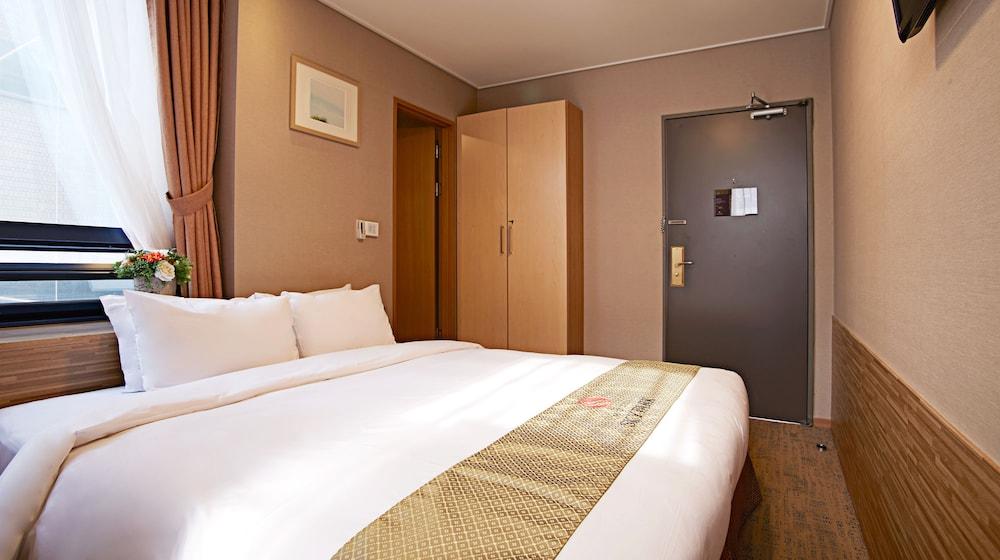 Hotel Skypark Myeongdong 3 Seoul Exterior photo